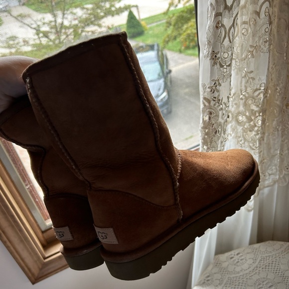 CLASSIC CHESTNUT UGGS! - Picture 1 of 9